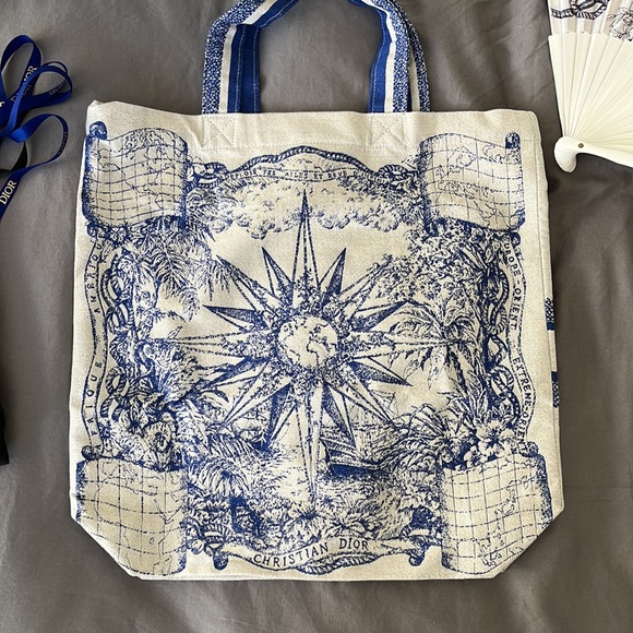 CHRISTIAN DIOR Cruise 2023 Tote Bag & Folding Fan - Picture 2 of 5